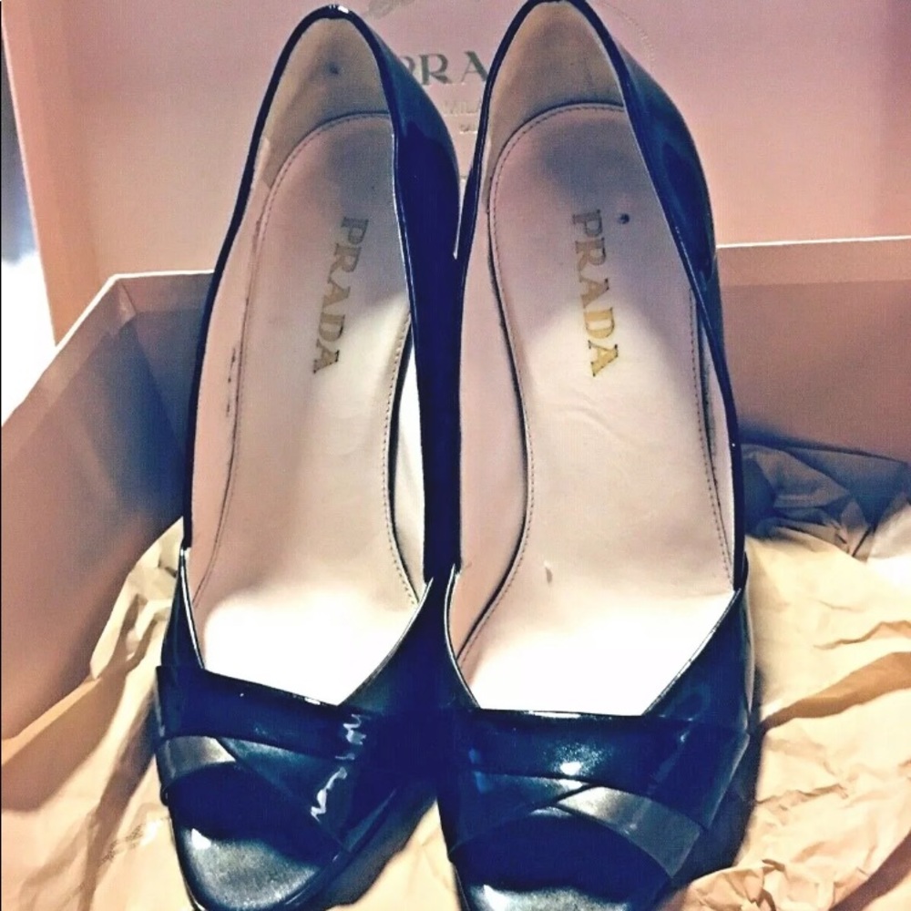 PRADA BLACK & GREY PATENT LEATHER OPEN TOE PUMPS 5